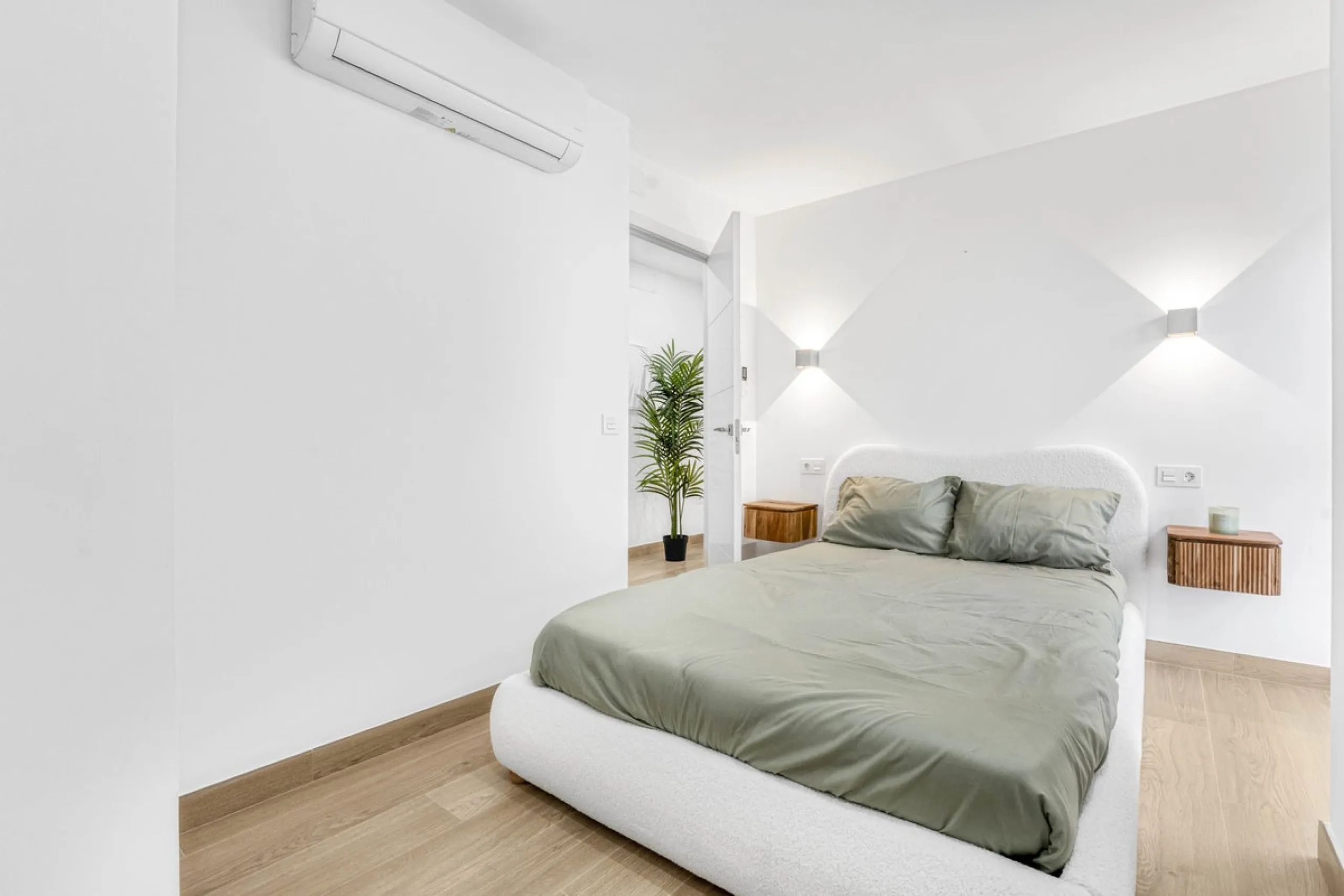 FULLY RENOVATED APARTMENT – DIRECT ACCESS TO LA CARIHUELA PROMENADE – TORREMOLINOS
