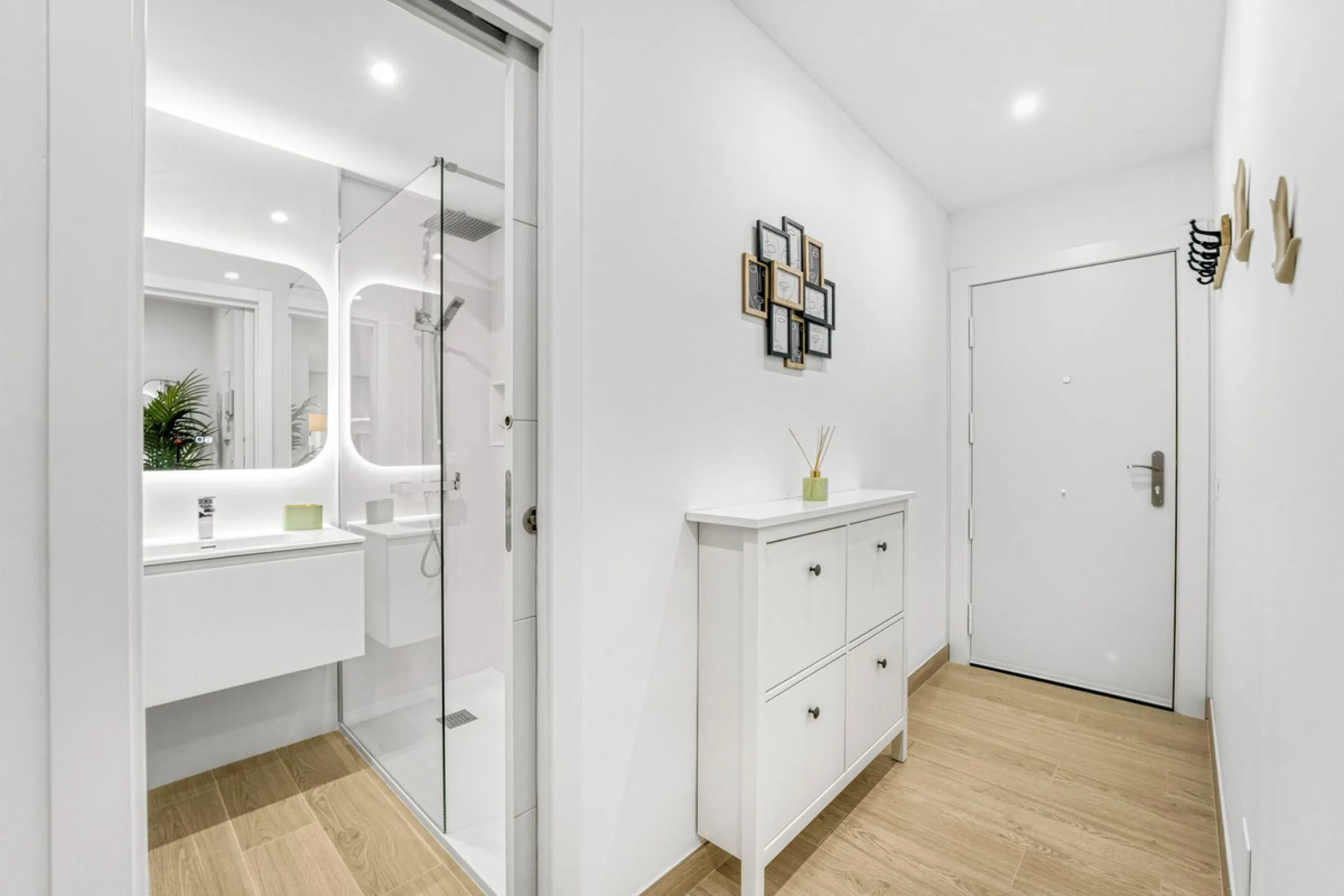 FULLY RENOVATED APARTMENT – DIRECT ACCESS TO LA CARIHUELA PROMENADE – TORREMOLINOS