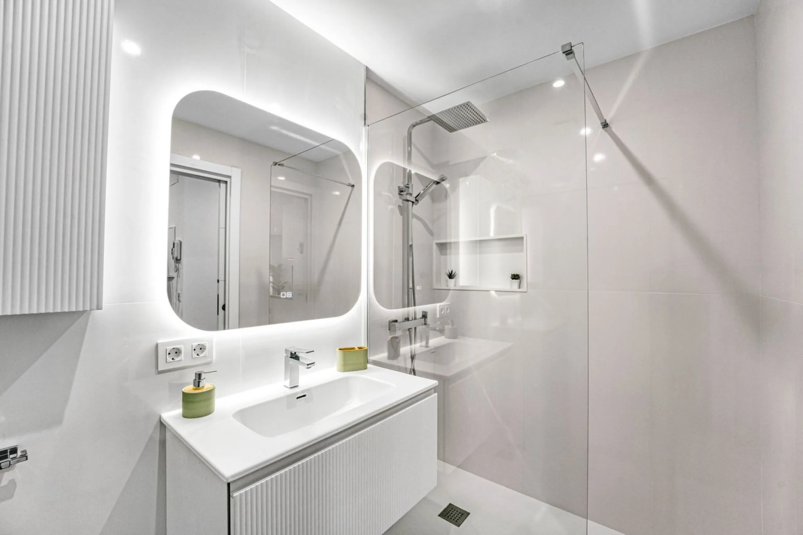 FULLY RENOVATED APARTMENT – DIRECT ACCESS TO LA CARIHUELA PROMENADE – TORREMOLINOS