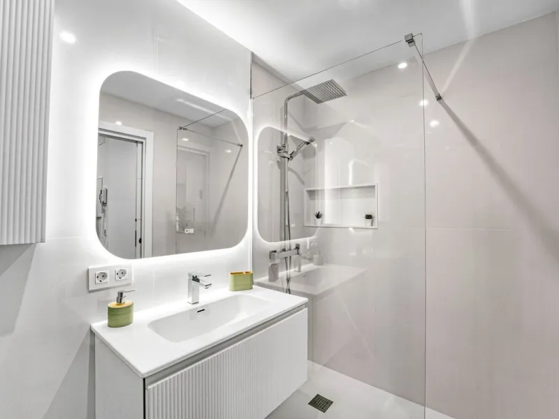 FULLY RENOVATED APARTMENT – DIRECT ACCESS TO LA CARIHUELA PROMENADE – TORREMOLINOS