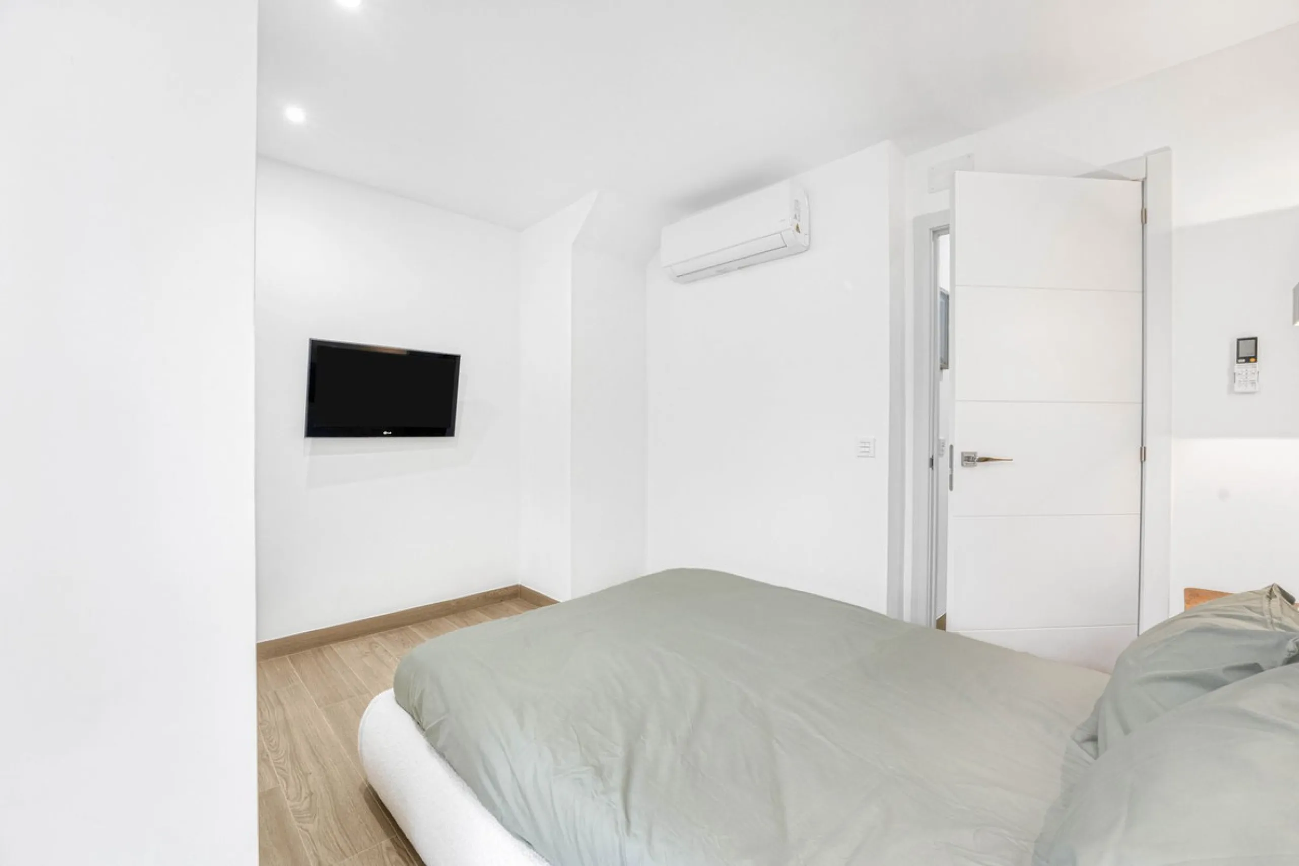 FULLY RENOVATED APARTMENT – DIRECT ACCESS TO LA CARIHUELA PROMENADE – TORREMOLINOS
