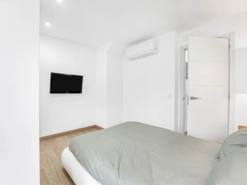 FULLY RENOVATED APARTMENT – DIRECT ACCESS TO LA CARIHUELA PROMENADE – TORREMOLINOS