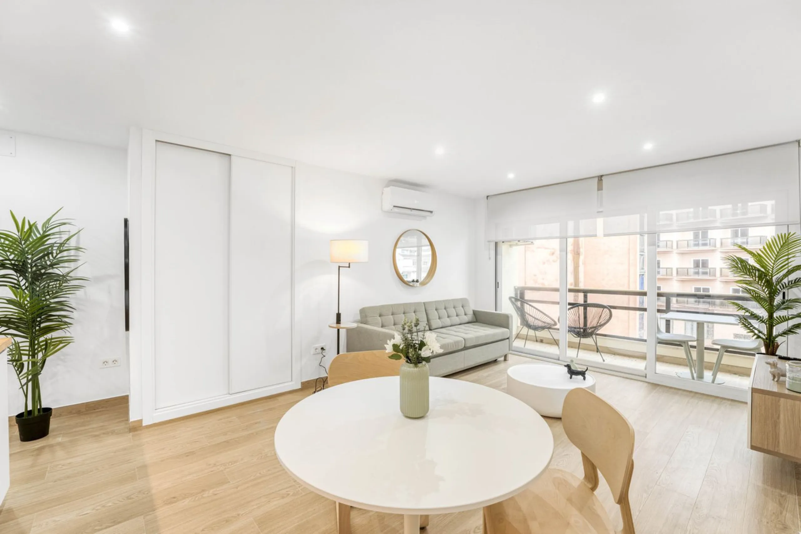 FULLY RENOVATED APARTMENT – DIRECT ACCESS TO LA CARIHUELA PROMENADE – TORREMOLINOS