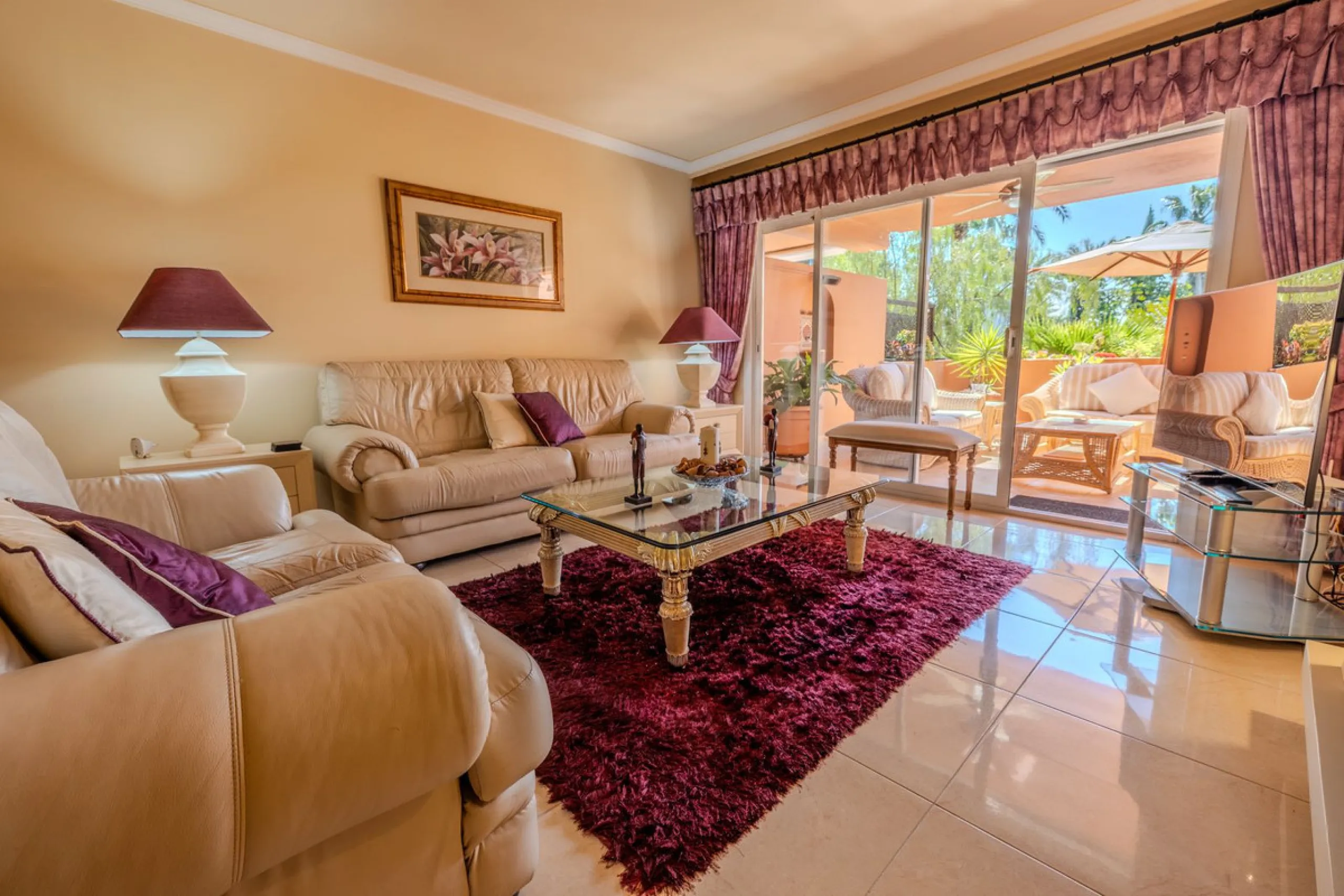 Magnificent ground-floor apartment in the exclusive Embrujo Playa development, one of Marbella's most sought-after areas thanks to its privileged seaside location and its proximity to Puerto Banús. The property offers two spacious bedrooms and 172 m² of i