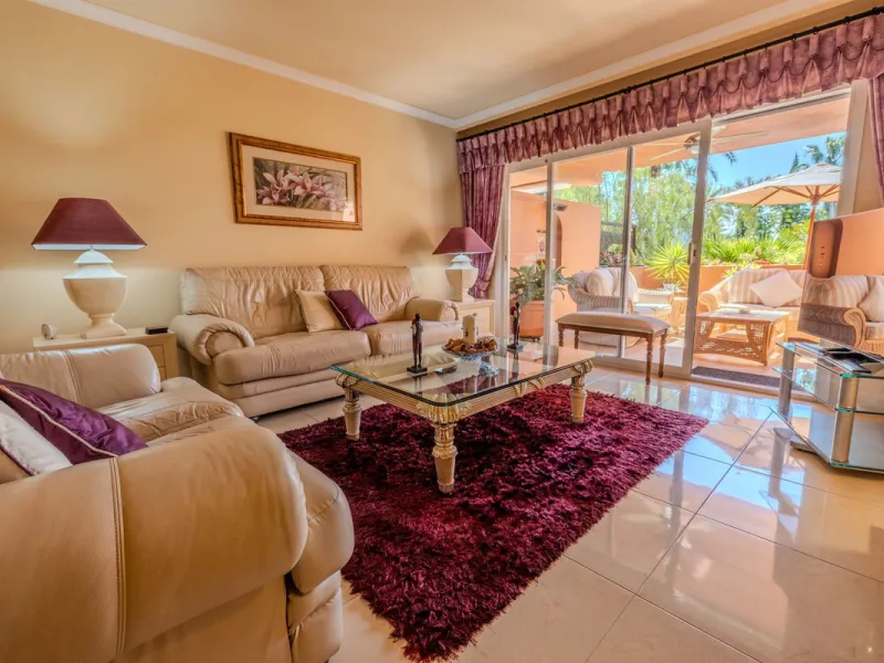 Magnificent ground-floor apartment in the exclusive Embrujo Playa development, one of Marbella's most sought-after areas thanks to its privileged seaside location and its proximity to Puerto Banús. The property offers two spacious bedrooms and 172 m² of i