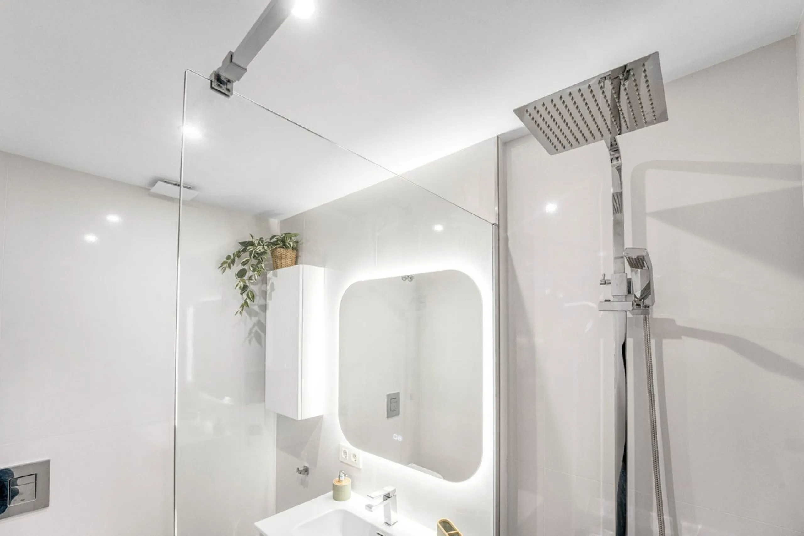 FULLY RENOVATED APARTMENT – DIRECT ACCESS TO LA CARIHUELA PROMENADE – TORREMOLINOS