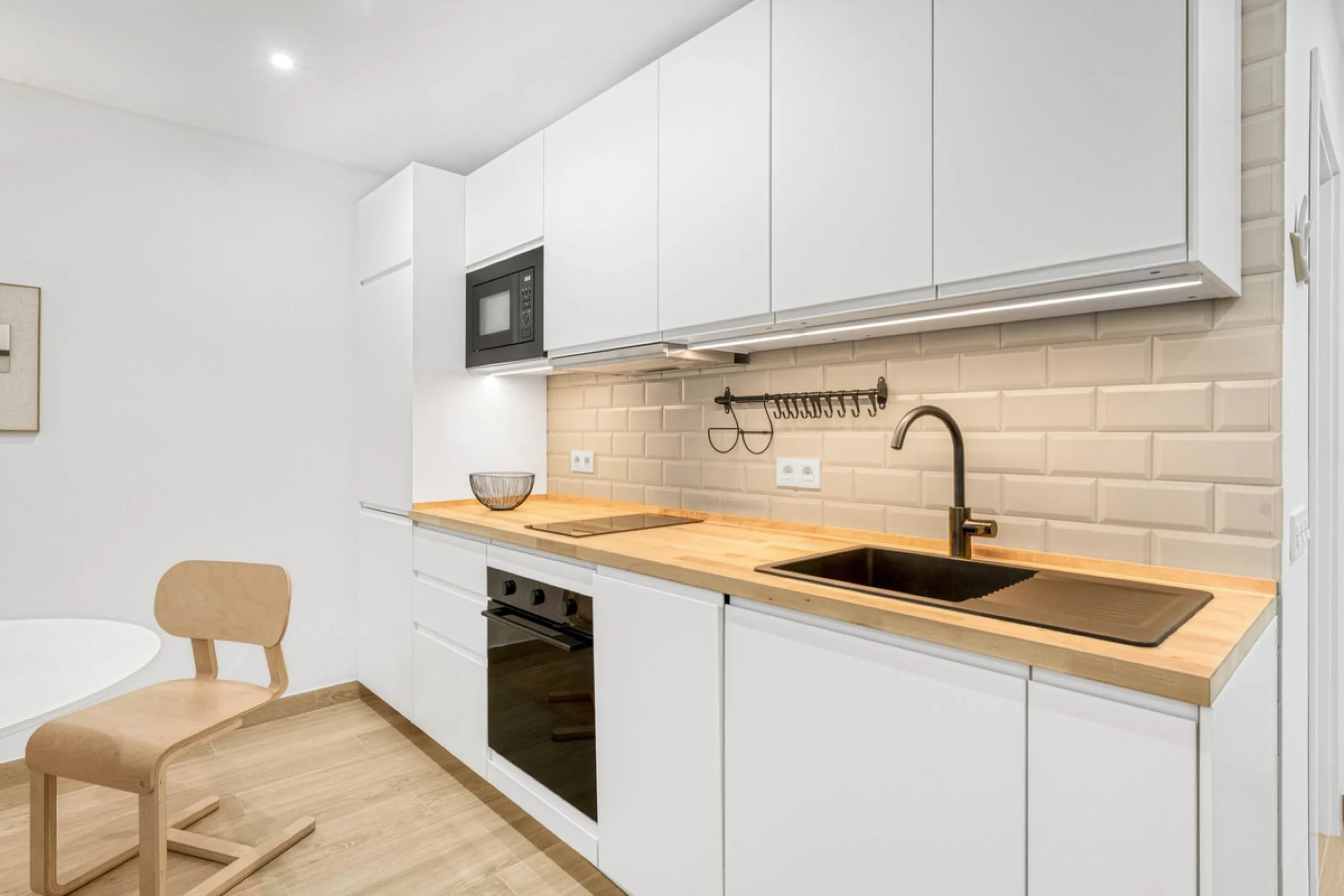 FULLY RENOVATED APARTMENT – DIRECT ACCESS TO LA CARIHUELA PROMENADE – TORREMOLINOS