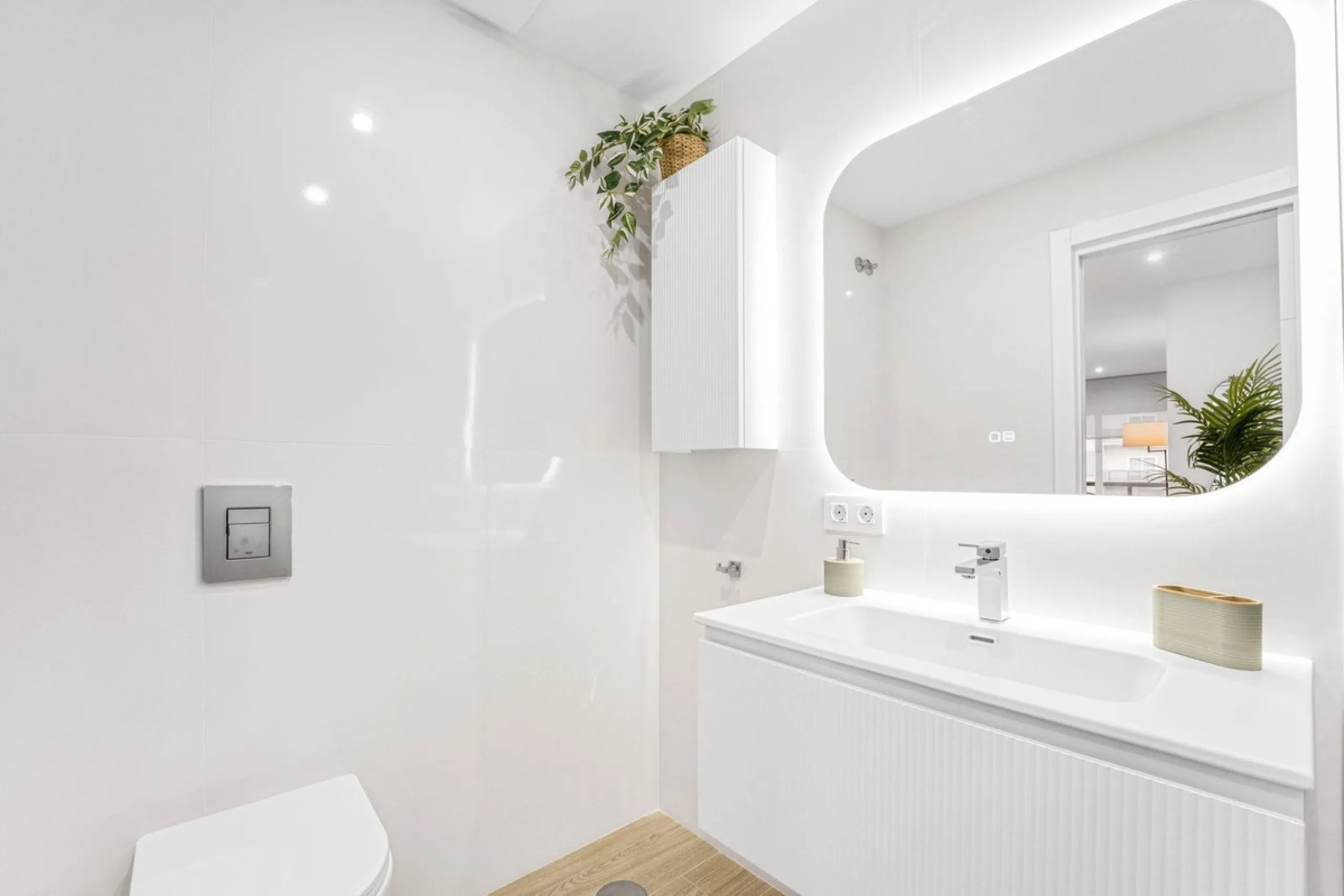 FULLY RENOVATED APARTMENT – DIRECT ACCESS TO LA CARIHUELA PROMENADE – TORREMOLINOS