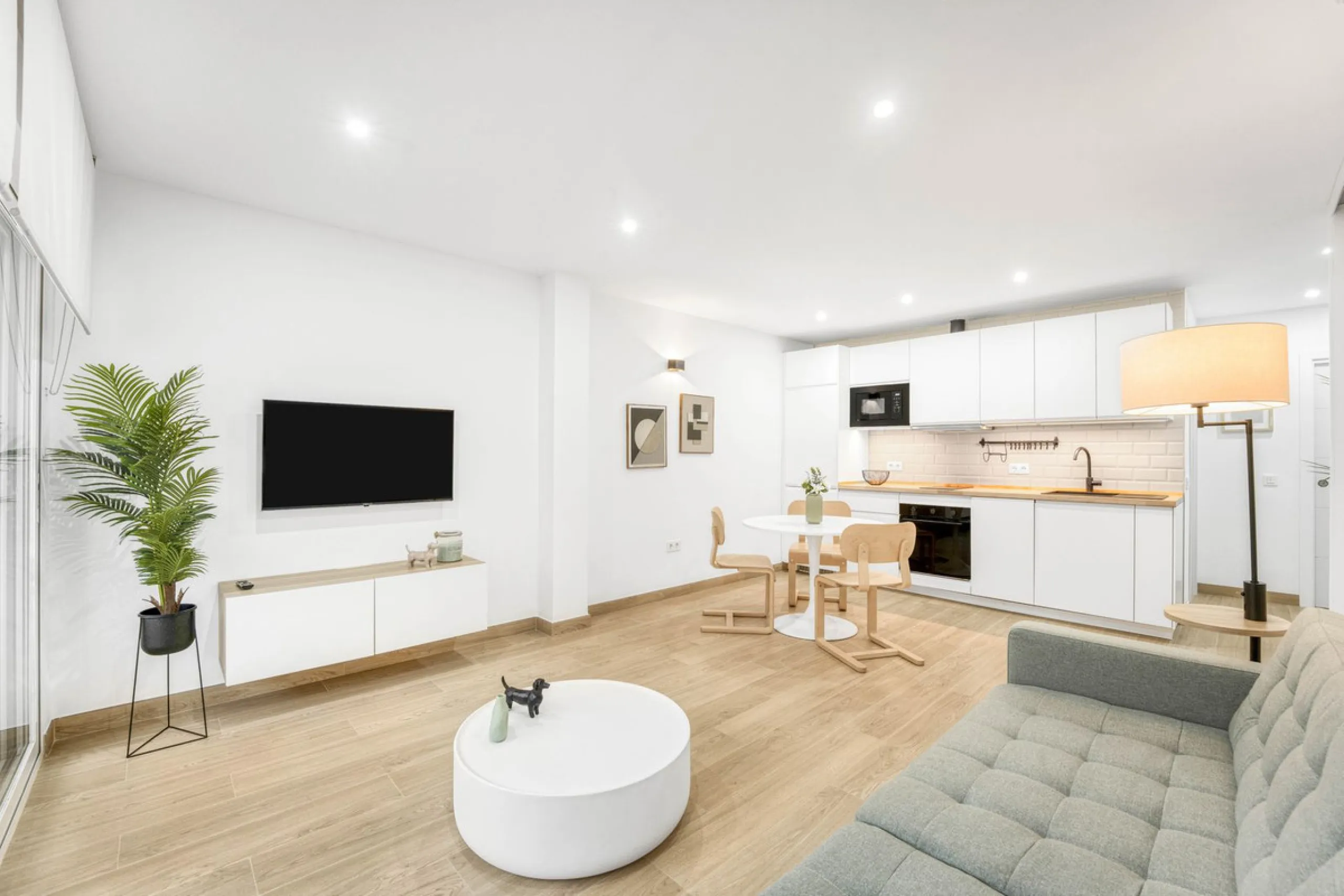 FULLY RENOVATED APARTMENT – DIRECT ACCESS TO LA CARIHUELA PROMENADE – TORREMOLINOS