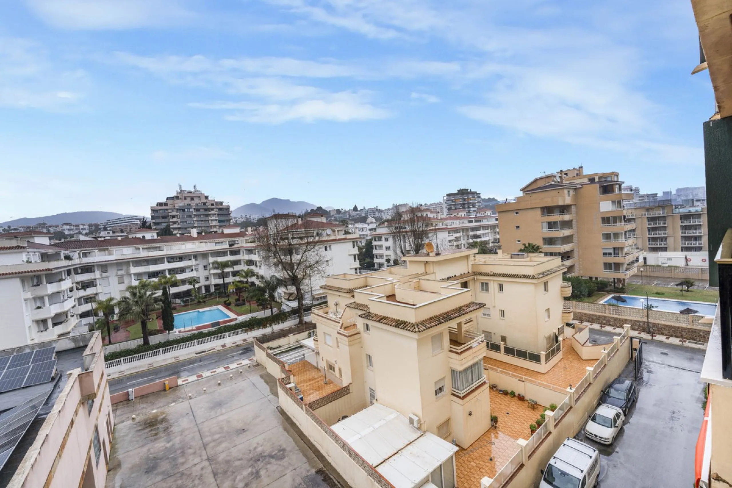 FULLY RENOVATED APARTMENT – DIRECT ACCESS TO LA CARIHUELA PROMENADE – TORREMOLINOS