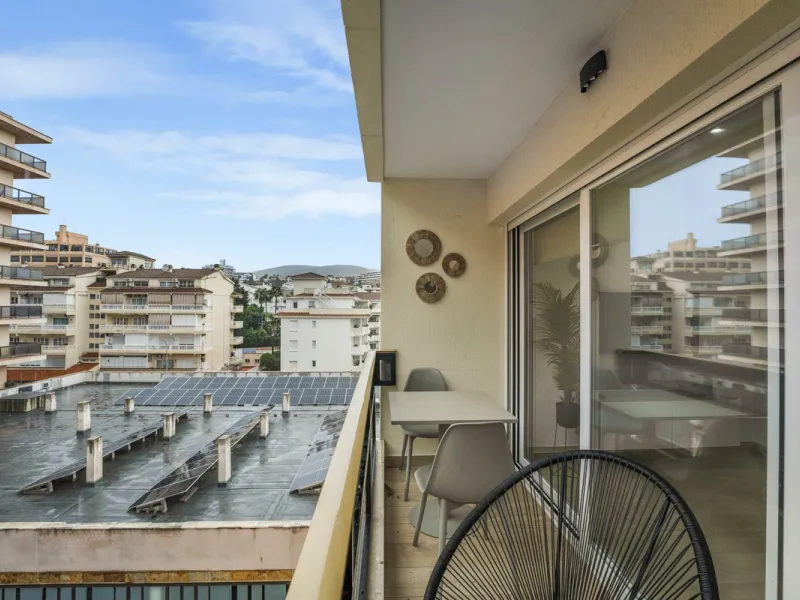 FULLY RENOVATED APARTMENT – DIRECT ACCESS TO LA CARIHUELA PROMENADE – TORREMOLINOS