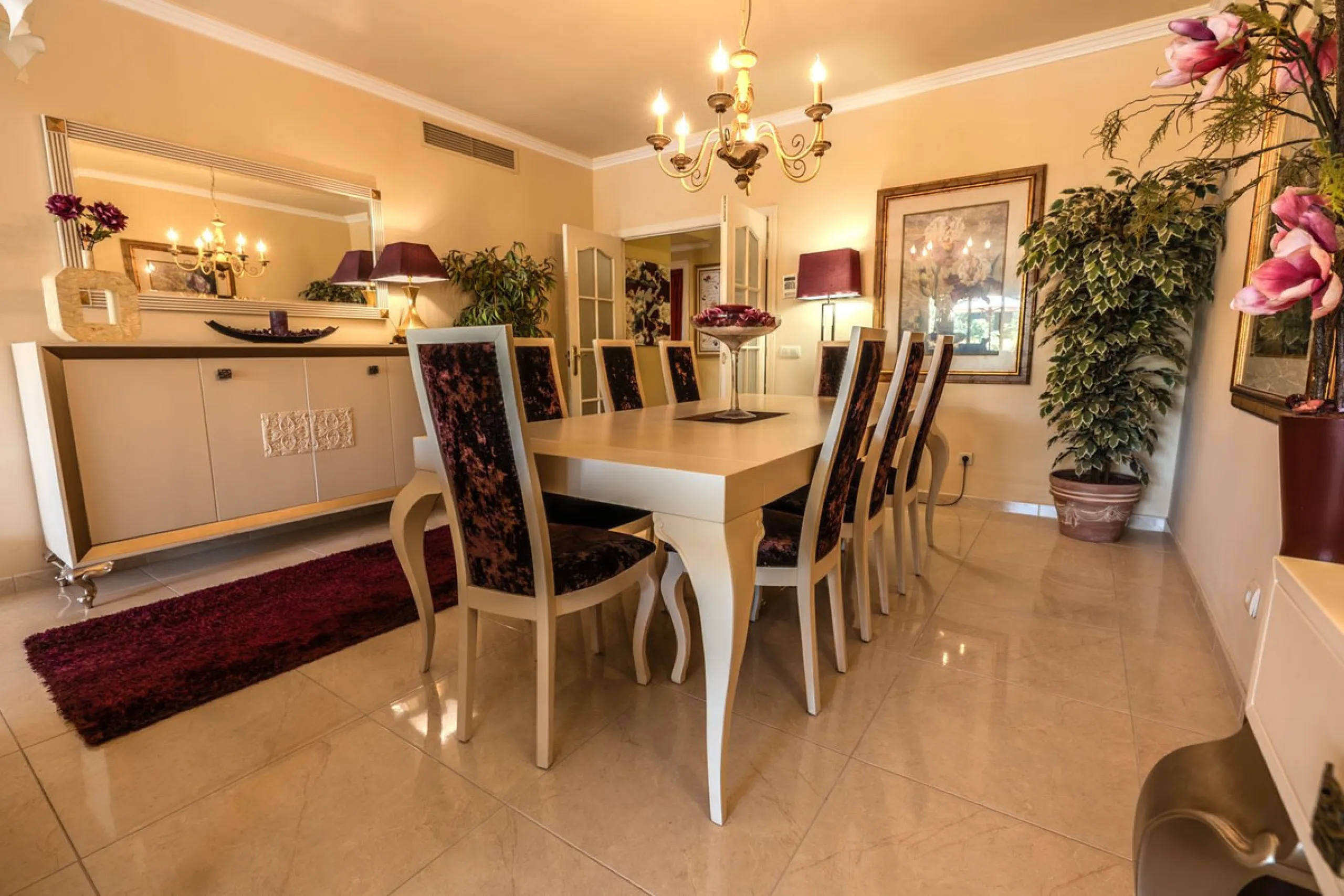 Magnificent ground-floor apartment in the exclusive Embrujo Playa development, one of Marbella's most sought-after areas thanks to its privileged seaside location and its proximity to Puerto Banús. The property offers two spacious bedrooms and 172 m² of i