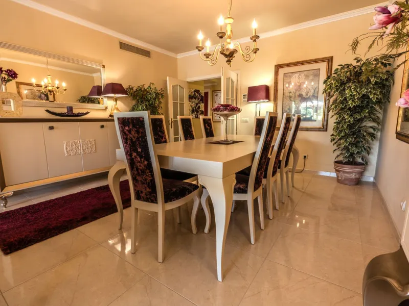 Magnificent ground-floor apartment in the exclusive Embrujo Playa development, one of Marbella's most sought-after areas thanks to its privileged seaside location and its proximity to Puerto Banús. The property offers two spacious bedrooms and 172 m² of i