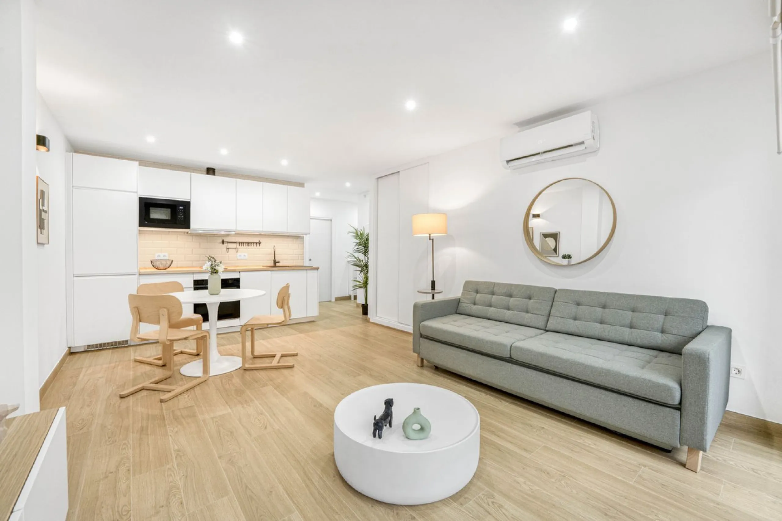 FULLY RENOVATED APARTMENT – DIRECT ACCESS TO LA CARIHUELA PROMENADE – TORREMOLINOS