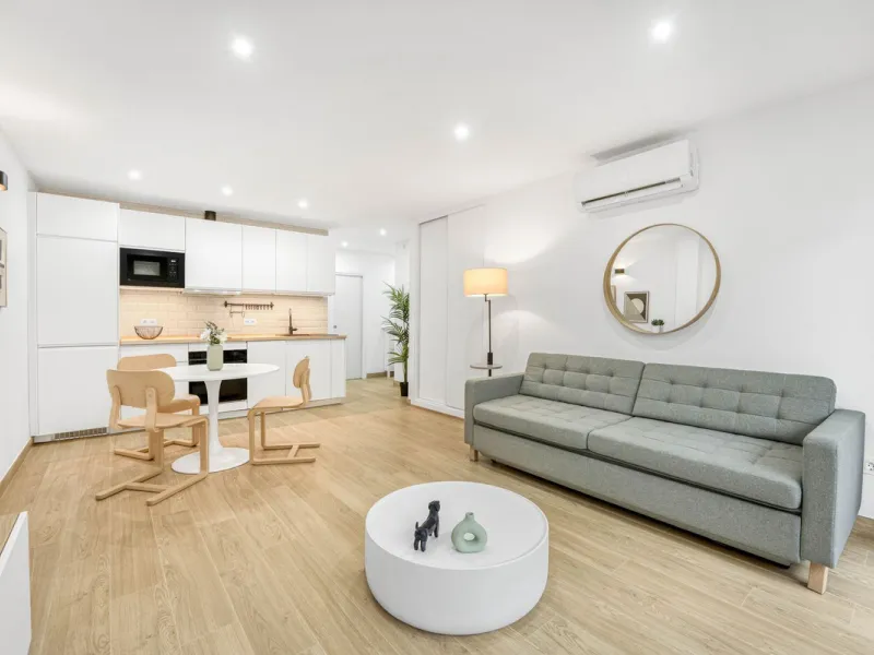 FULLY RENOVATED APARTMENT – DIRECT ACCESS TO LA CARIHUELA PROMENADE – TORREMOLINOS