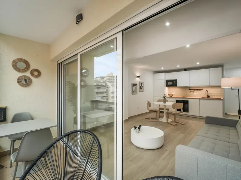 FULLY RENOVATED APARTMENT – DIRECT ACCESS TO LA CARIHUELA PROMENADE – TORREMOLINOS