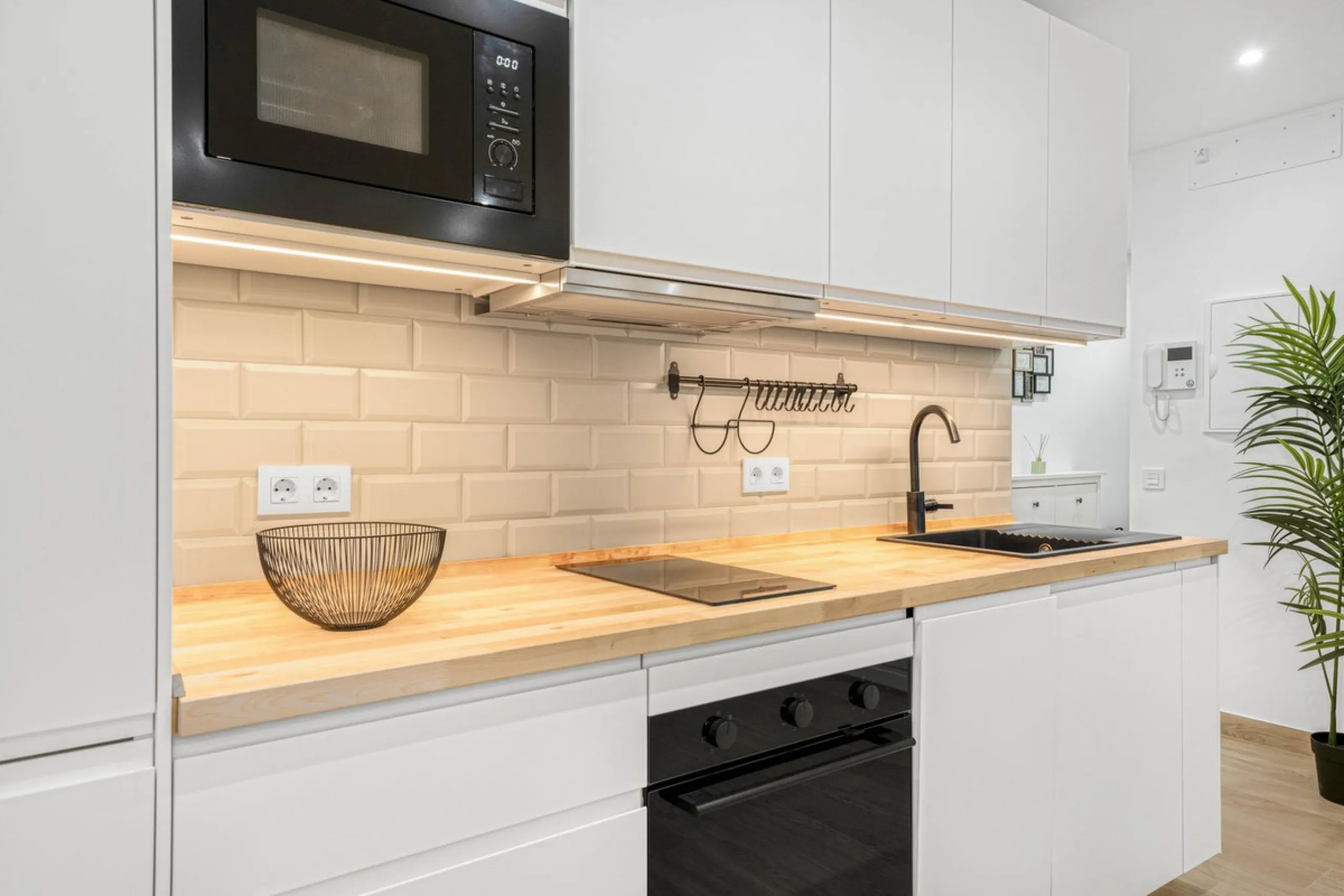 FULLY RENOVATED APARTMENT – DIRECT ACCESS TO LA CARIHUELA PROMENADE – TORREMOLINOS