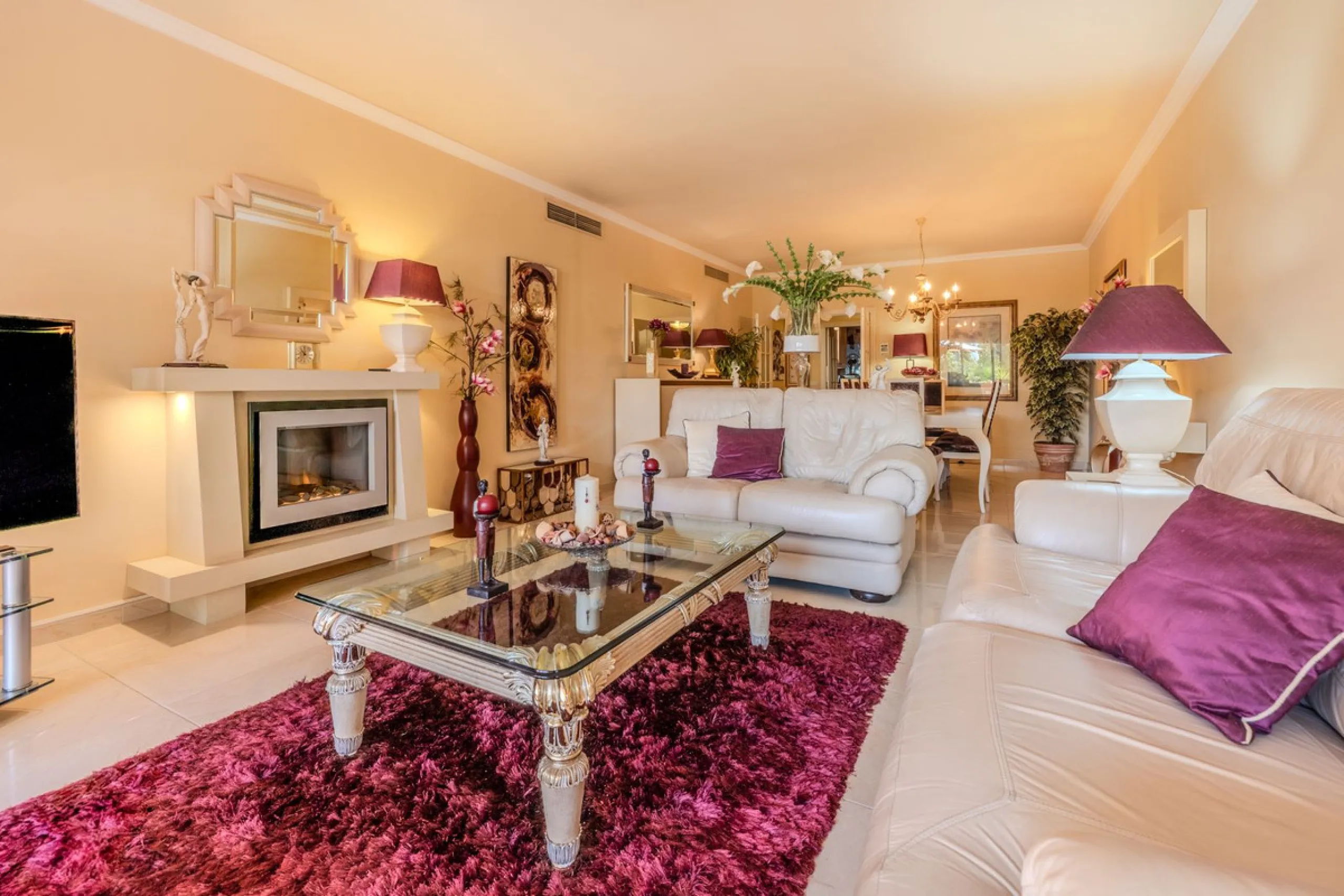 Magnificent ground-floor apartment in the exclusive Embrujo Playa development, one of Marbella's most sought-after areas thanks to its privileged seaside location and its proximity to Puerto Banús. The property offers two spacious bedrooms and 172 m² of i