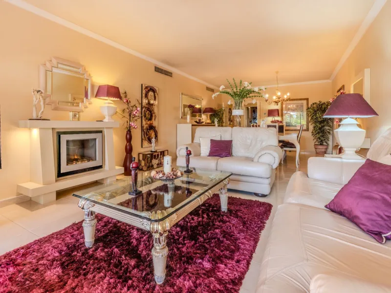 Magnificent ground-floor apartment in the exclusive Embrujo Playa development, one of Marbella's most sought-after areas thanks to its privileged seaside location and its proximity to Puerto Banús. The property offers two spacious bedrooms and 172 m² of i