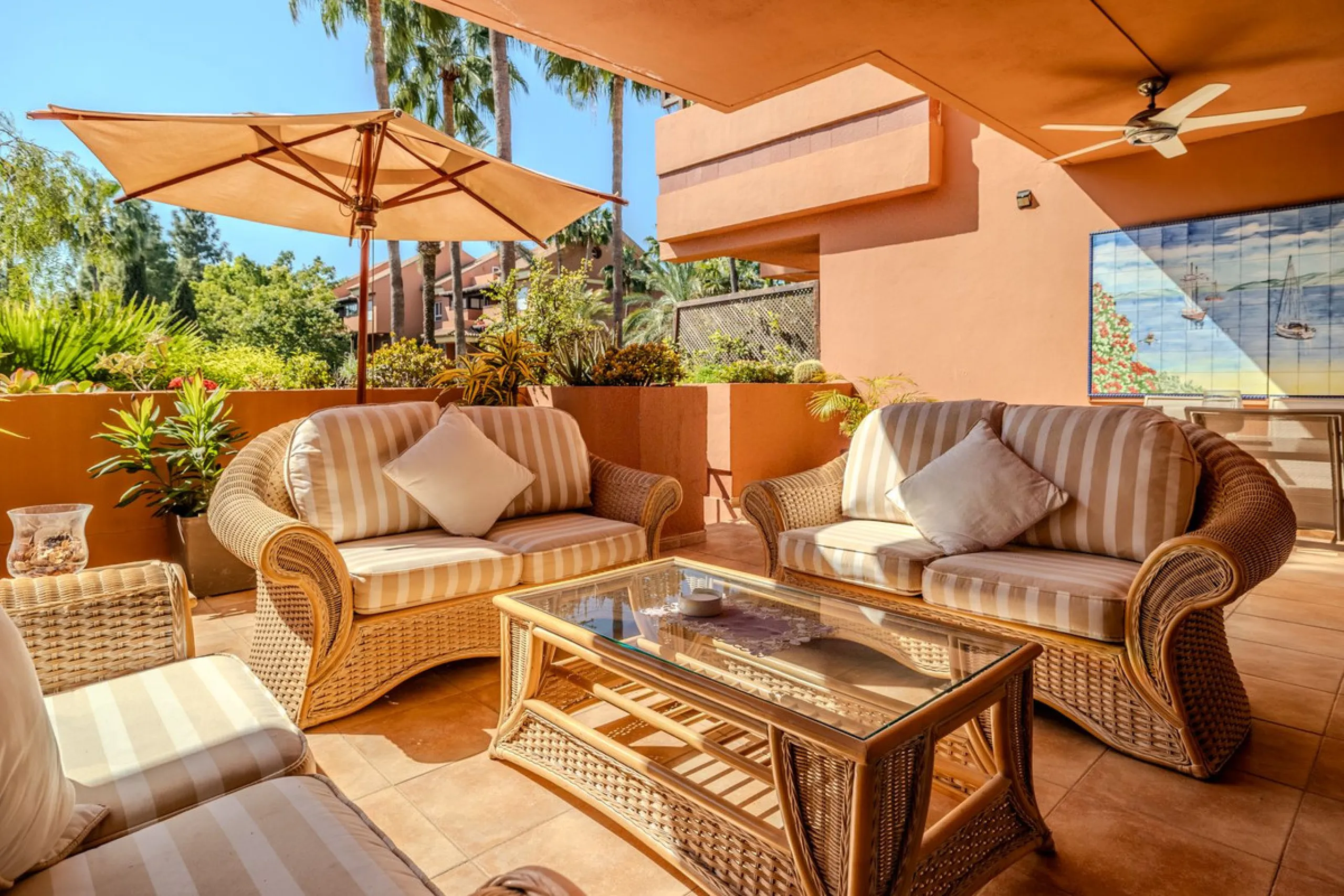 Magnificent ground-floor apartment in the exclusive Embrujo Playa development, one of Marbella's most sought-after areas thanks to its privileged seaside location and its proximity to Puerto Banús. The property offers two spacious bedrooms and 172 m² of i