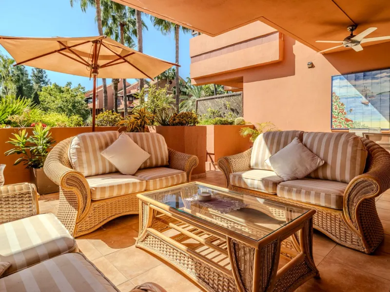 Magnificent ground-floor apartment in the exclusive Embrujo Playa development, one of Marbella's most sought-after areas thanks to its privileged seaside location and its proximity to Puerto Banús. The property offers two spacious bedrooms and 172 m² of i