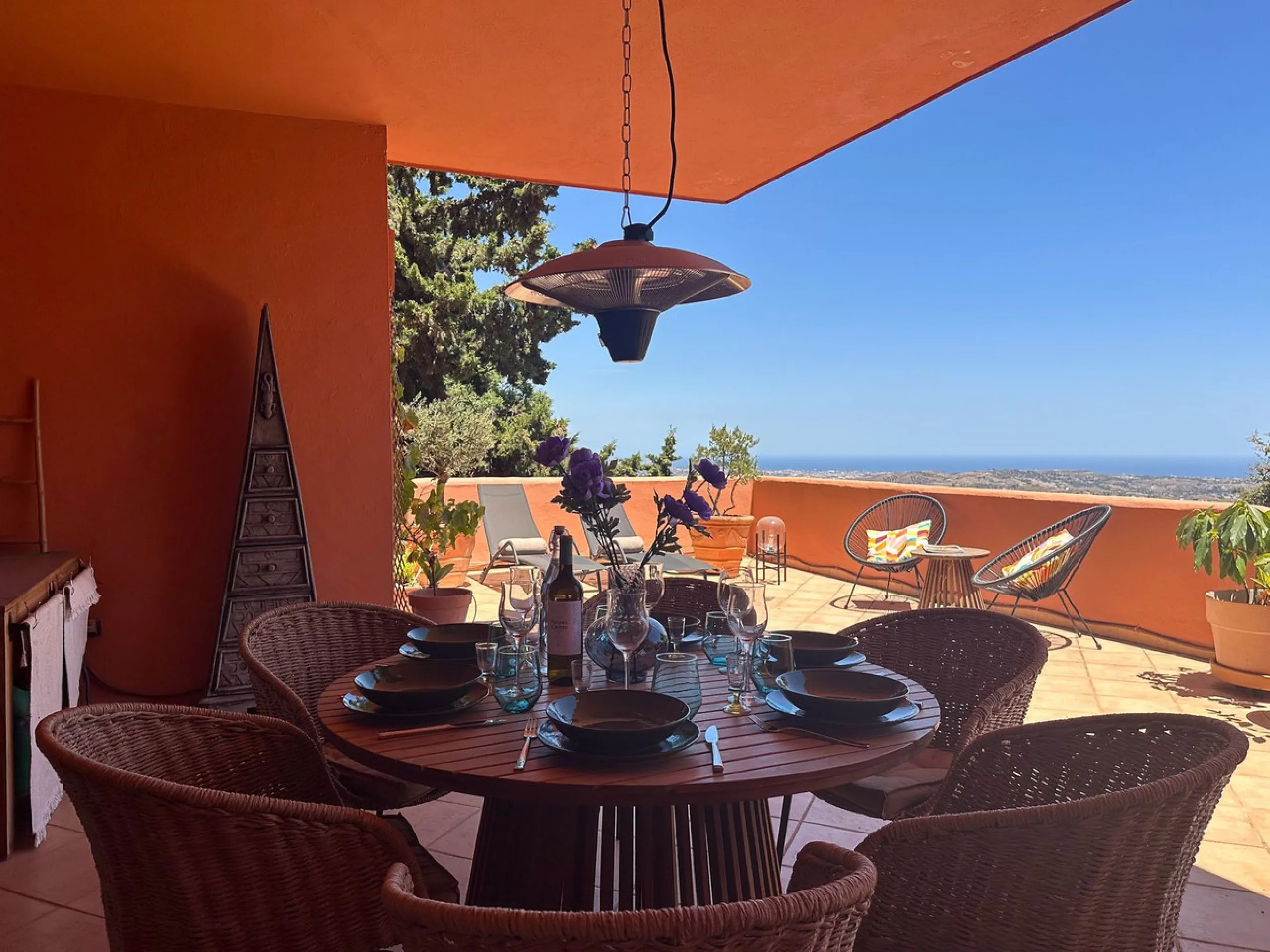 This is a bright and well-kept 3-bedroom apartment in La Mairena, offering a great mix of space, views and comfort.