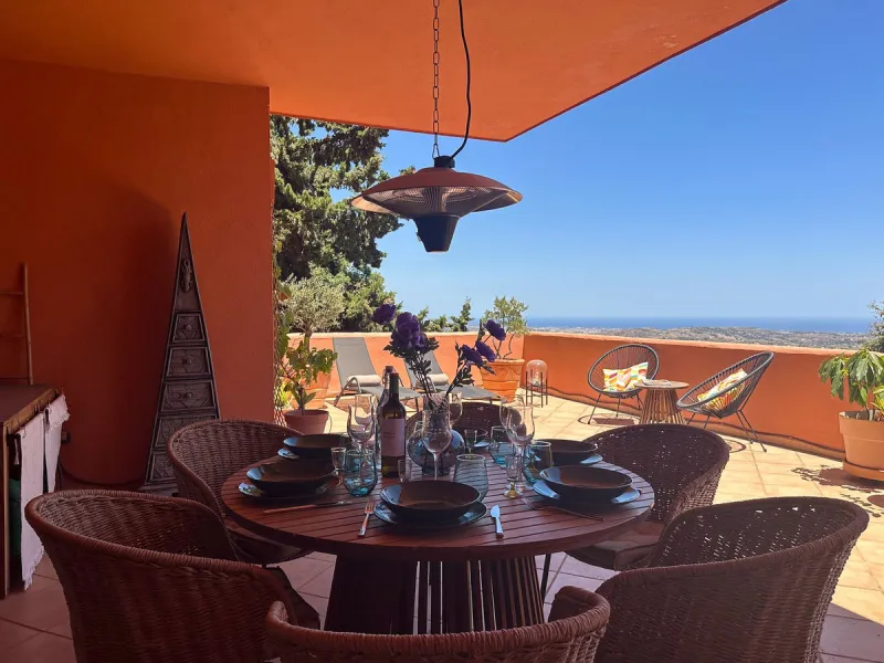 This is a bright and well-kept 3-bedroom apartment in La Mairena, offering a great mix of space, views and comfort.