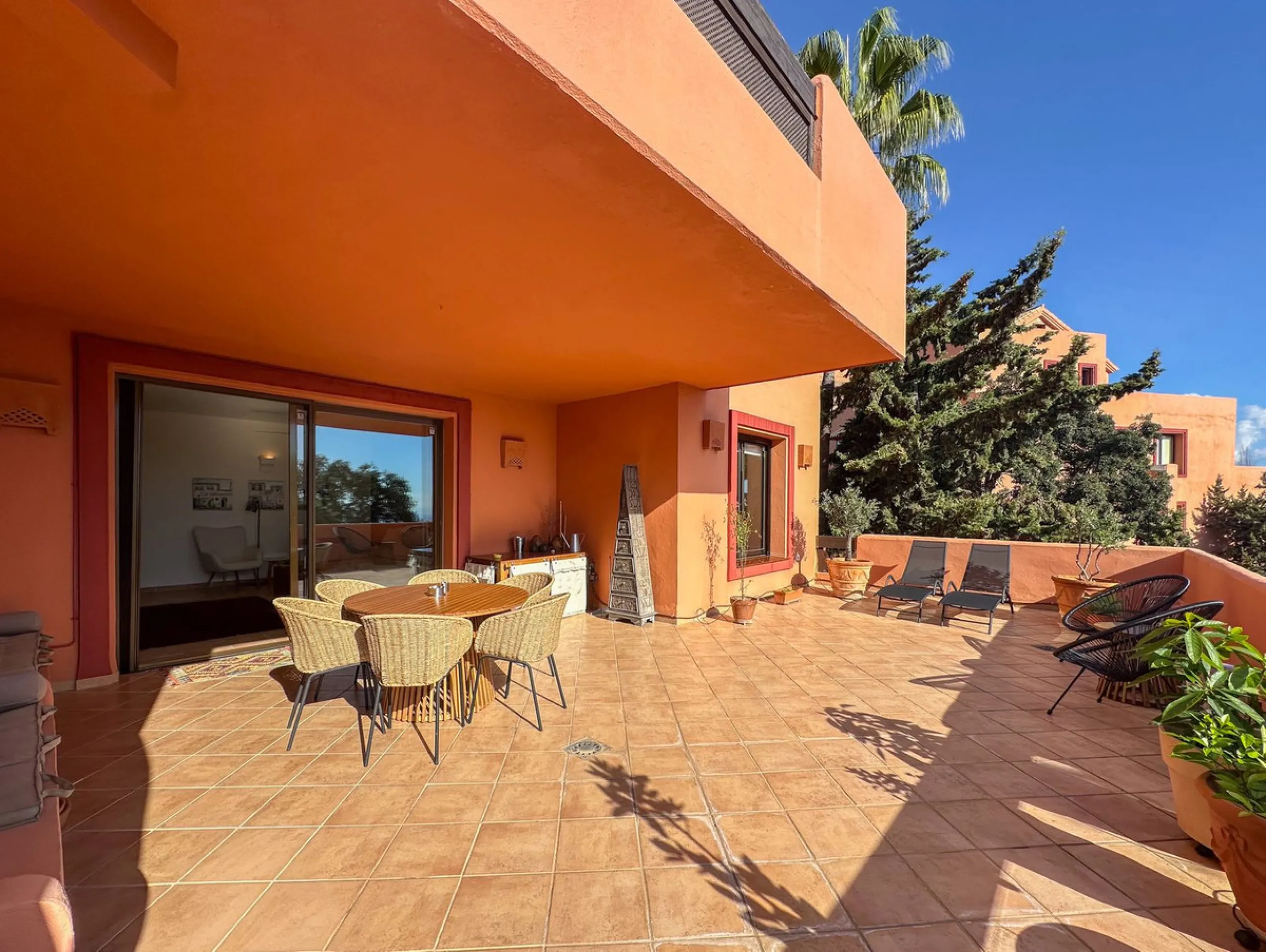 This is a bright and well-kept 3-bedroom apartment in La Mairena, offering a great mix of space, views and comfort.