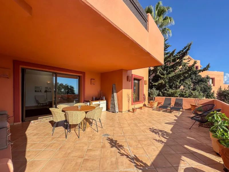 This is a bright and well-kept 3-bedroom apartment in La Mairena, offering a great mix of space, views and comfort.