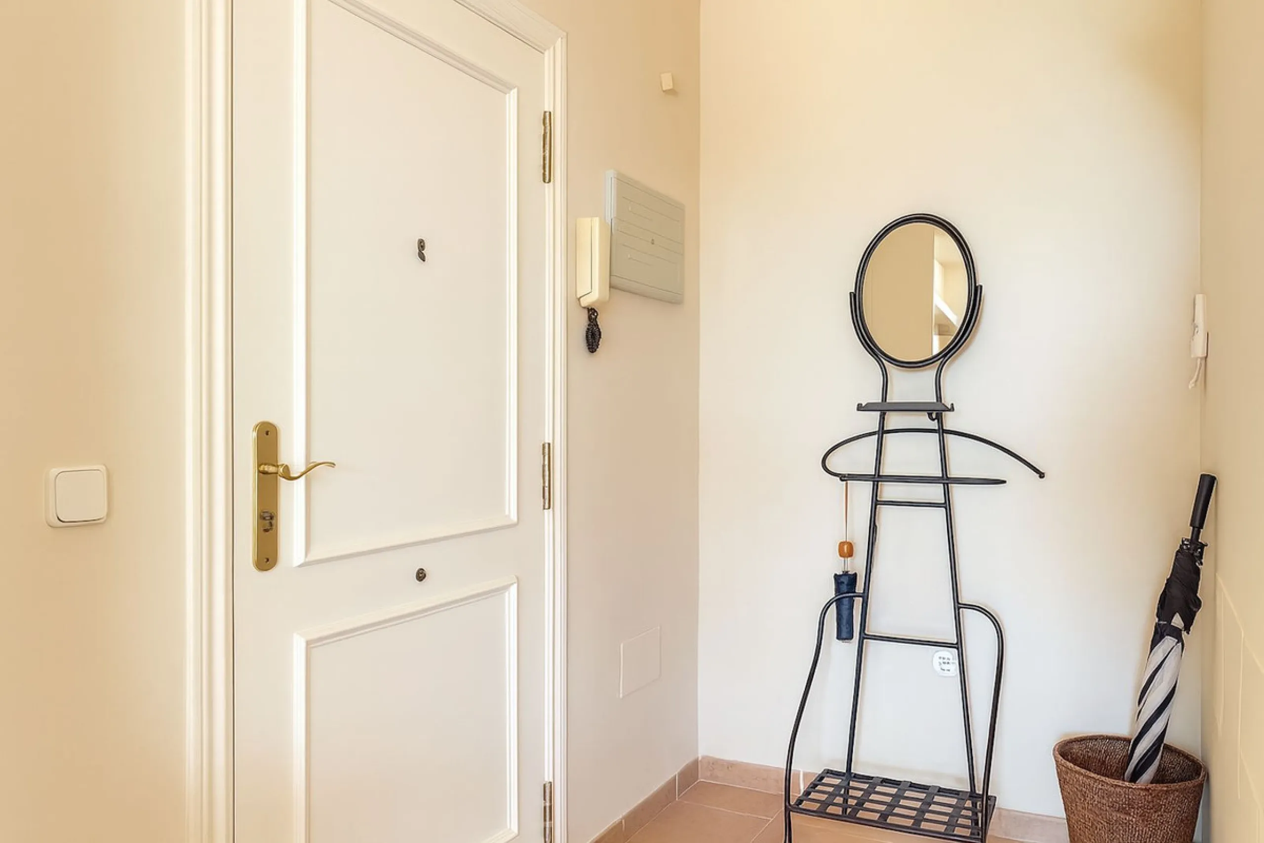 This is a bright and well-kept 3-bedroom apartment in La Mairena, offering a great mix of space, views and comfort.