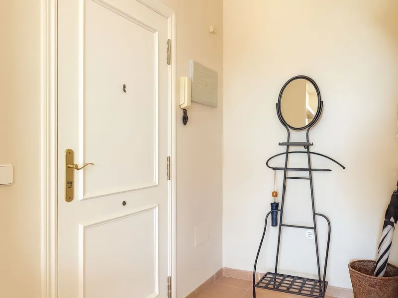 This is a bright and well-kept 3-bedroom apartment in La Mairena, offering a great mix of space, views and comfort.
