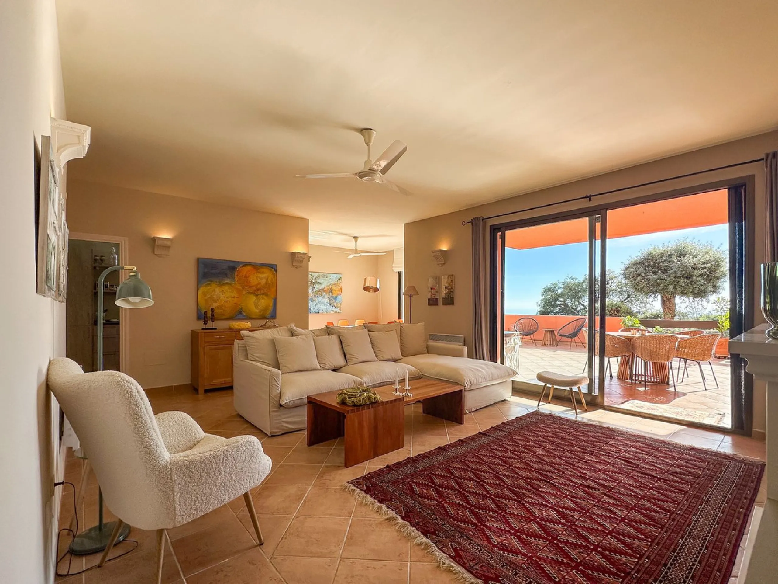 This is a bright and well-kept 3-bedroom apartment in La Mairena, offering a great mix of space, views and comfort.