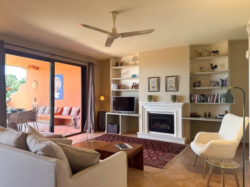 This is a bright and well-kept 3-bedroom apartment in La Mairena, offering a great mix of space, views and comfort.