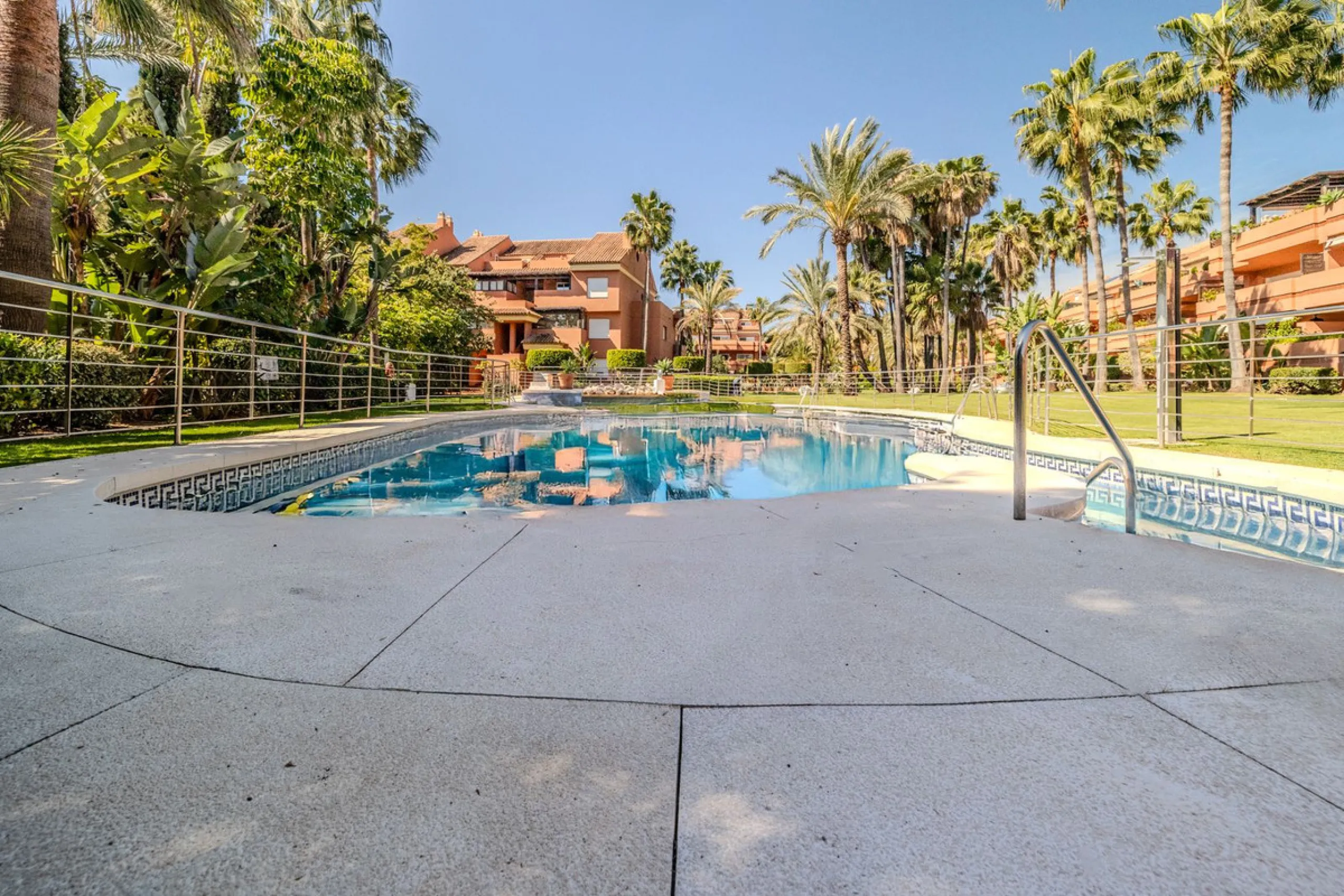 Magnificent ground-floor apartment in the exclusive Embrujo Playa development, one of Marbella's most sought-after areas thanks to its privileged seaside location and its proximity to Puerto Banús. The property offers two spacious bedrooms and 172 m² of i