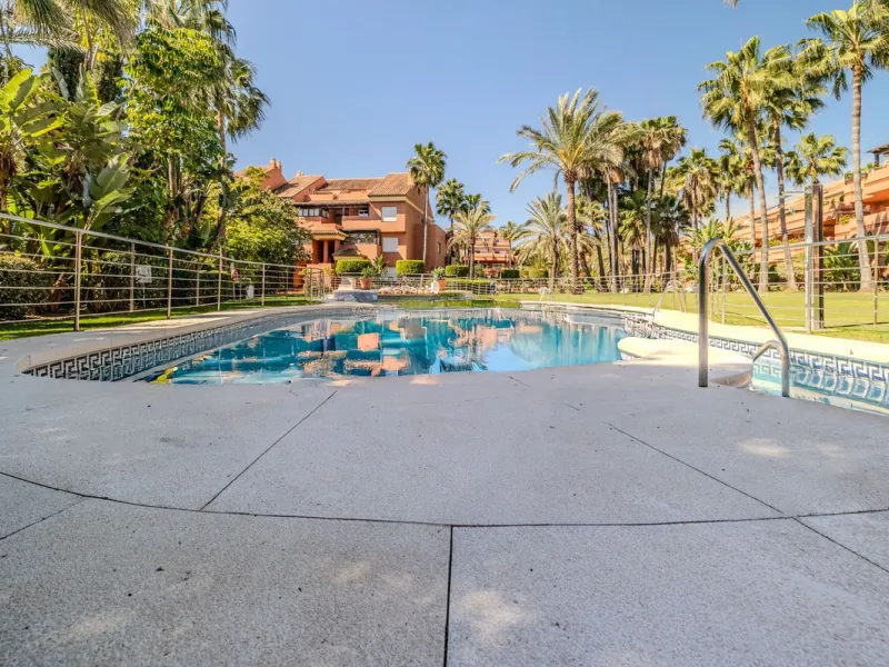 Magnificent ground-floor apartment in the exclusive Embrujo Playa development, one of Marbella's most sought-after areas thanks to its privileged seaside location and its proximity to Puerto Banús. The property offers two spacious bedrooms and 172 m² of i