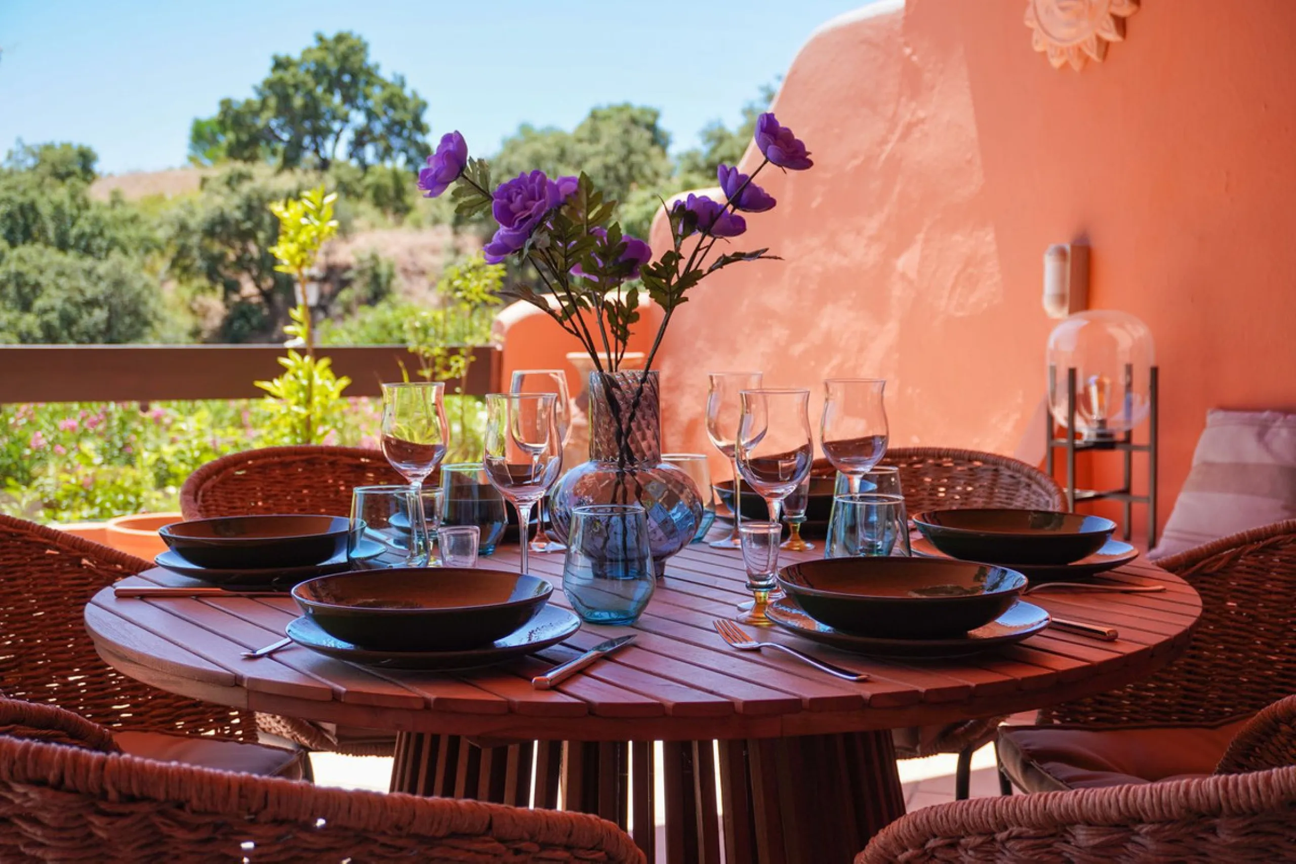 This is a bright and well-kept 3-bedroom apartment in La Mairena, offering a great mix of space, views and comfort.