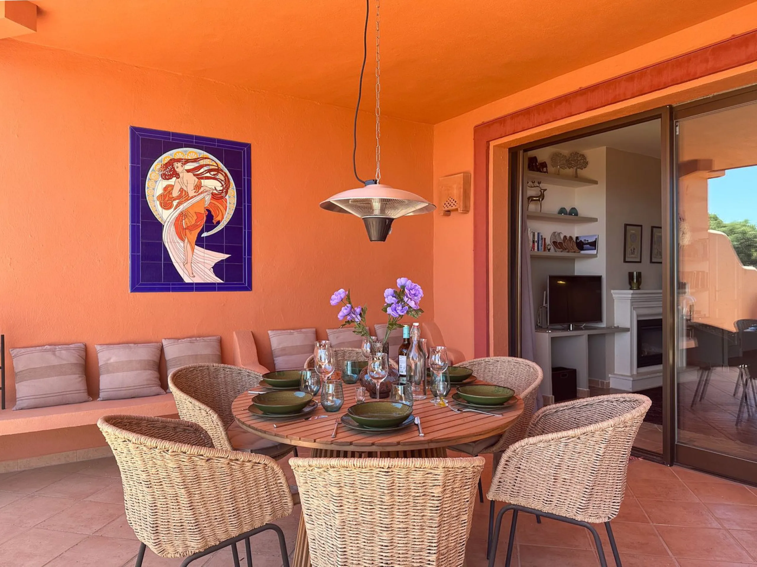 This is a bright and well-kept 3-bedroom apartment in La Mairena, offering a great mix of space, views and comfort.