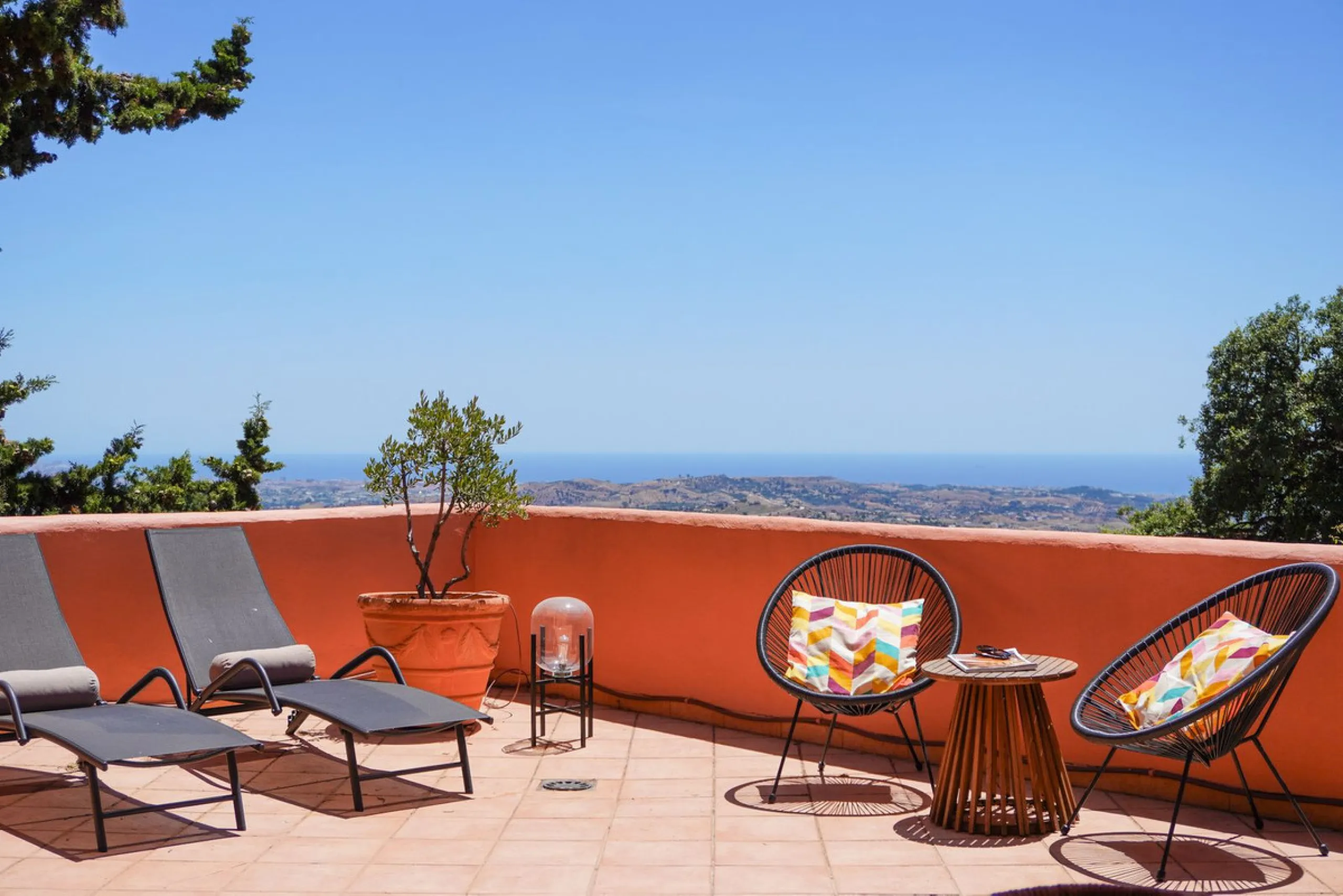 This is a bright and well-kept 3-bedroom apartment in La Mairena, offering a great mix of space, views and comfort.