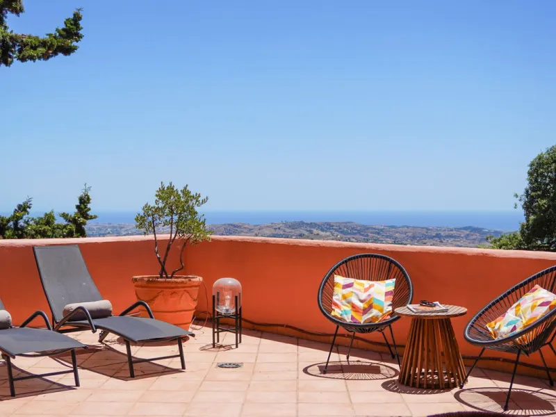 This is a bright and well-kept 3-bedroom apartment in La Mairena, offering a great mix of space, views and comfort.