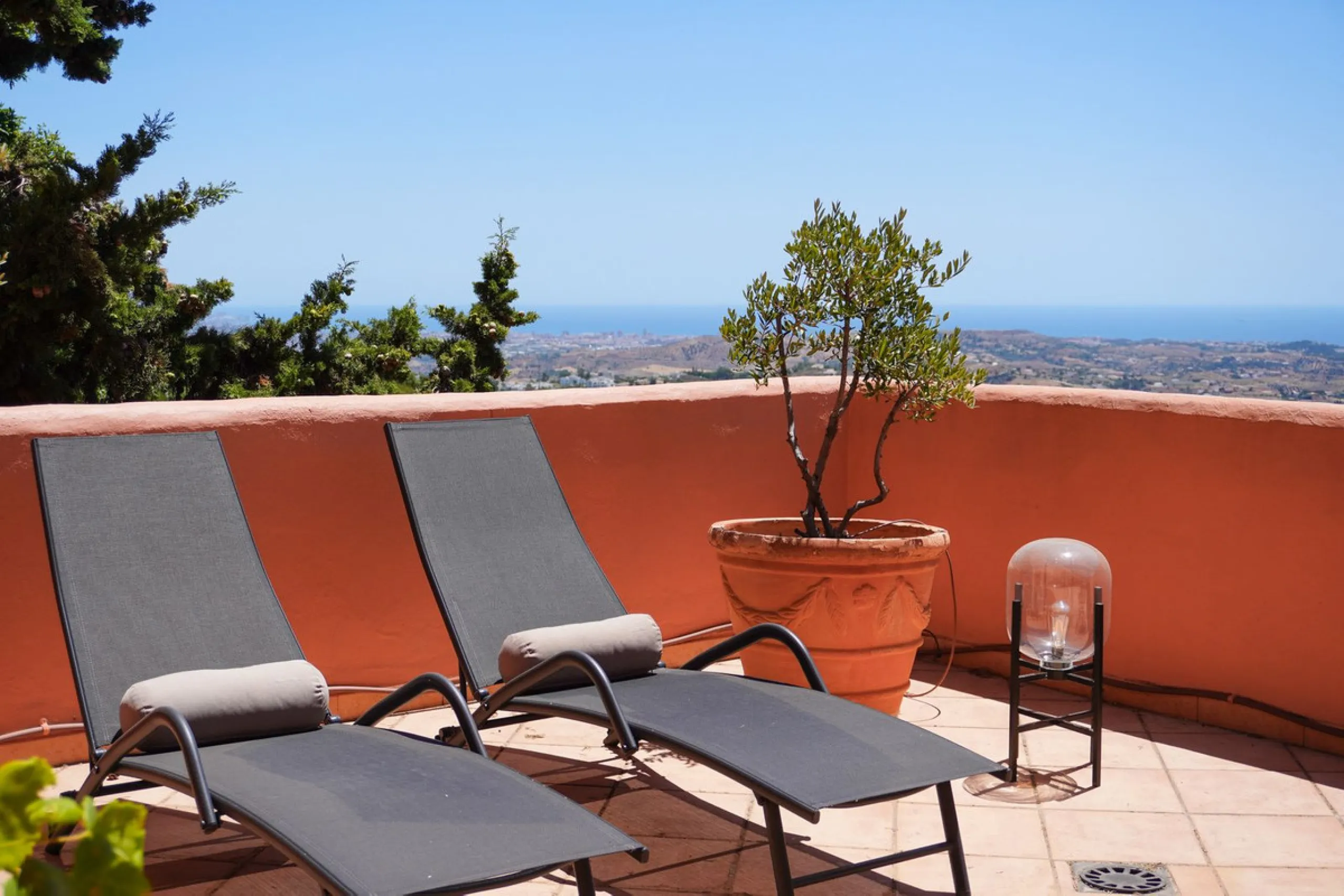 This is a bright and well-kept 3-bedroom apartment in La Mairena, offering a great mix of space, views and comfort.
