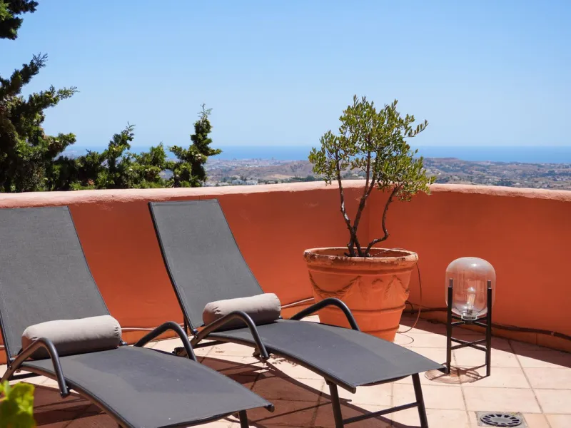 This is a bright and well-kept 3-bedroom apartment in La Mairena, offering a great mix of space, views and comfort.