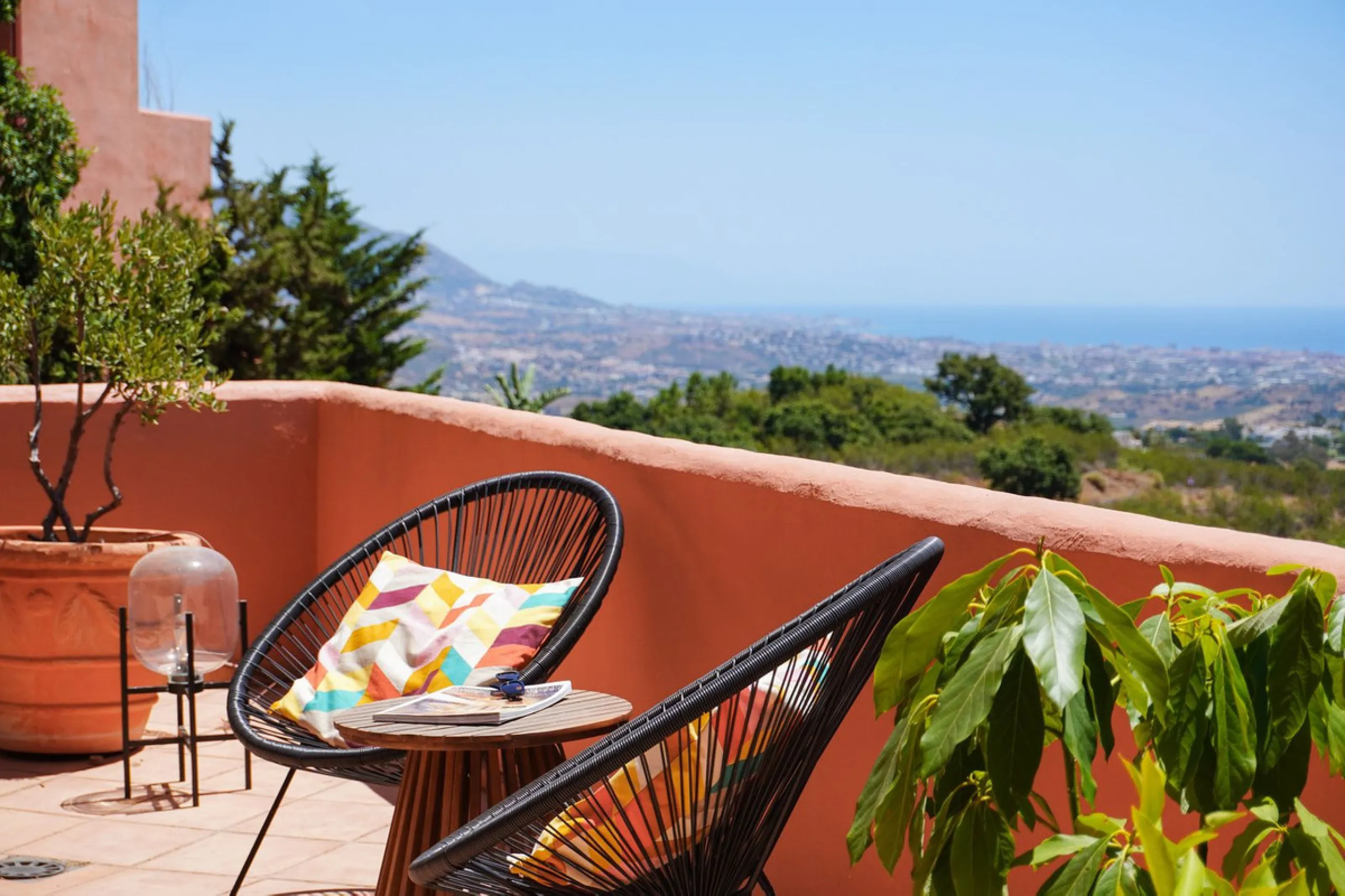 This is a bright and well-kept 3-bedroom apartment in La Mairena, offering a great mix of space, views and comfort.