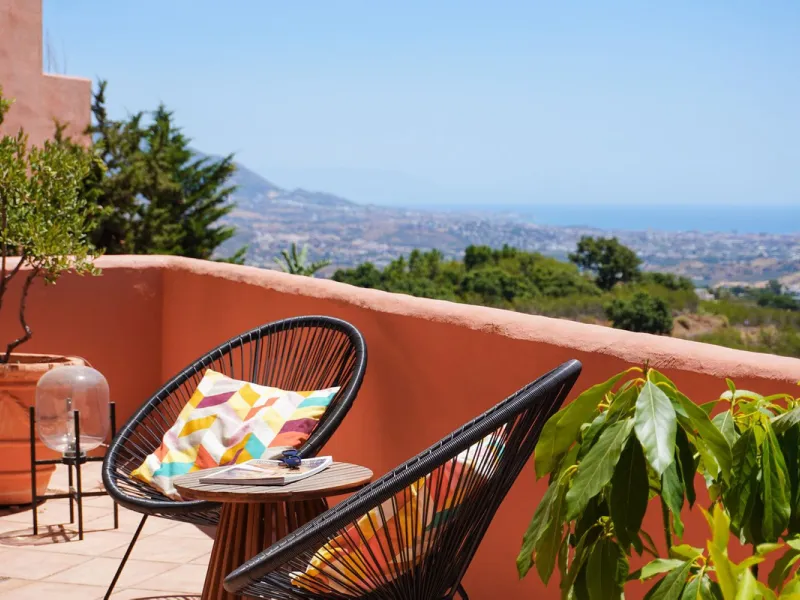 This is a bright and well-kept 3-bedroom apartment in La Mairena, offering a great mix of space, views and comfort.