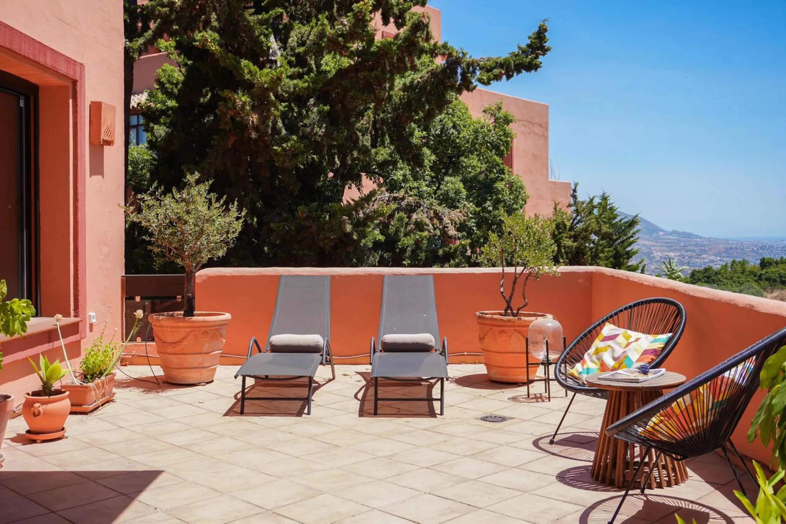 This is a bright and well-kept 3-bedroom apartment in La Mairena, offering a great mix of space, views and comfort.