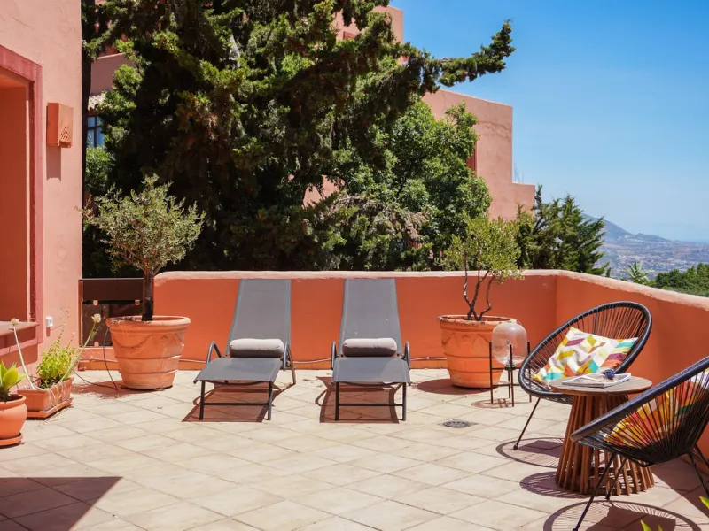 This is a bright and well-kept 3-bedroom apartment in La Mairena, offering a great mix of space, views and comfort.
