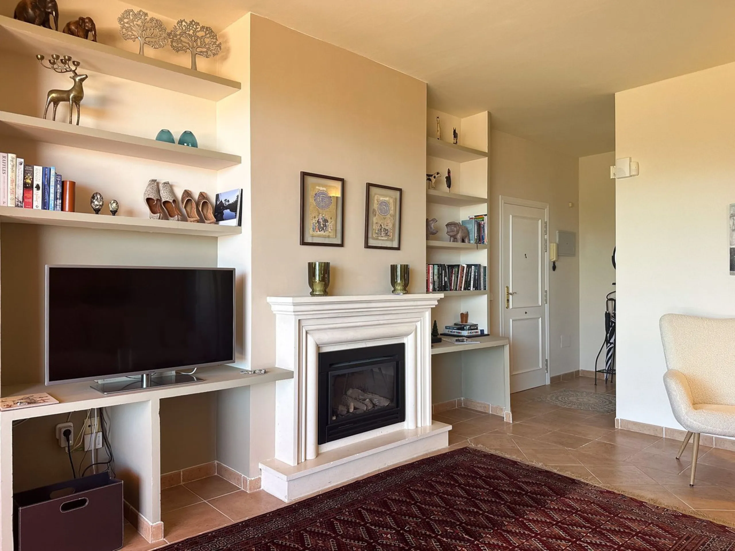 This is a bright and well-kept 3-bedroom apartment in La Mairena, offering a great mix of space, views and comfort.
