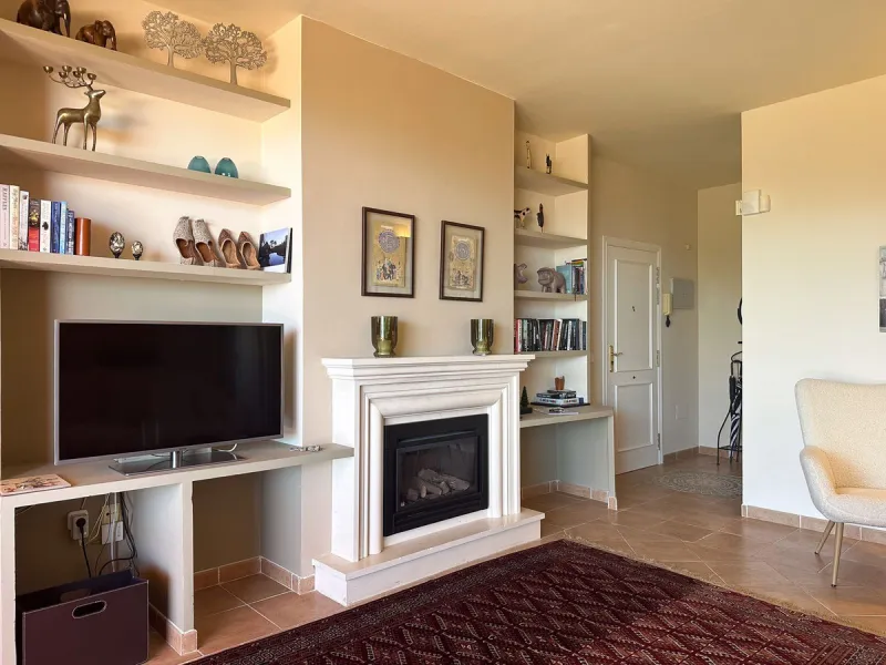 This is a bright and well-kept 3-bedroom apartment in La Mairena, offering a great mix of space, views and comfort.
