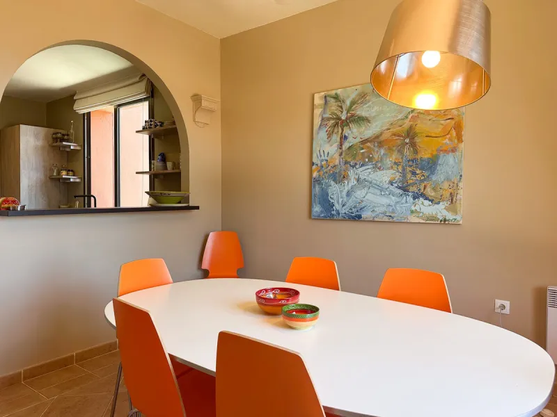 This is a bright and well-kept 3-bedroom apartment in La Mairena, offering a great mix of space, views and comfort.