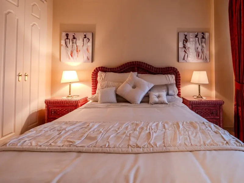 Magnificent ground-floor apartment in the exclusive Embrujo Playa development, one of Marbella's most sought-after areas thanks to its privileged seaside location and its proximity to Puerto Banús. The property offers two spacious bedrooms and 172 m² of i