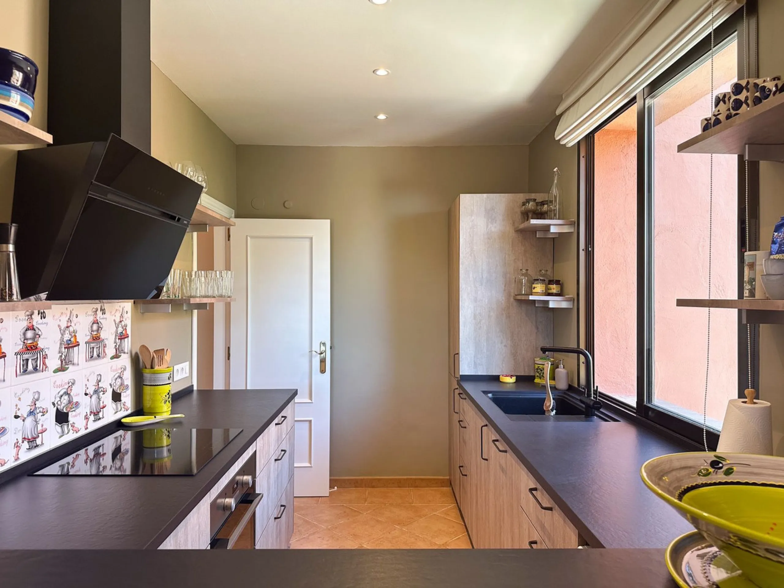 This is a bright and well-kept 3-bedroom apartment in La Mairena, offering a great mix of space, views and comfort.